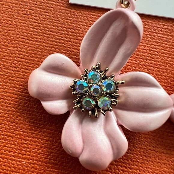 🩷 Betsey Johnson New stunning dangle pink flower earrings 🩷 - Picture 6 of 7